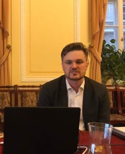 Sylwetka Dr. Michała Krotoszyńskiego zza komputera podczas wystąpienia 