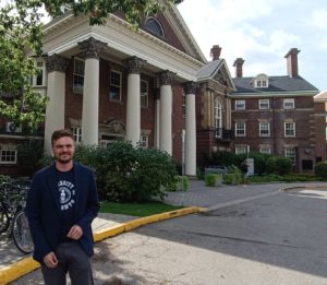 Dr Michał Krotoszyński na tle budynku Uniwersytu w Toronto