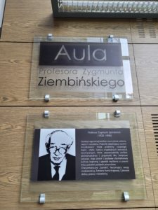 Zdjęcie oznaczenia Auli prof. Ziembińskiego w siedzibie WPiA UAM