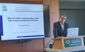 Profesor Smolak w trakcie wystąpienia na Uniwersytecie Oregońskim