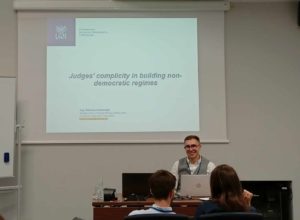 mgr Mateusz Grabarczyk podczas wystąpienia