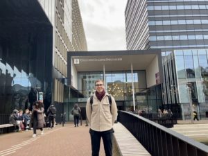 M. Grabarczyk przed budynkiem Amsterdam Law School UvA